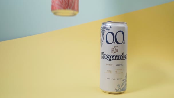 Tyumen, Russia-April 13, 2022: Hoegaarden non-alcoholic beer and grapefruit-flavored aluminum cans, multicolored background — Vídeo de Stock