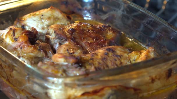 Fırında pişmiş tavuk pişiriyorum. Seçici odak — Stok video