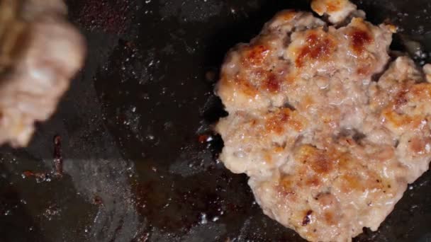 Minced meat beef burger cutlets. Cooking meat and burgers. Selective focus. Top view — Vídeo de Stock
