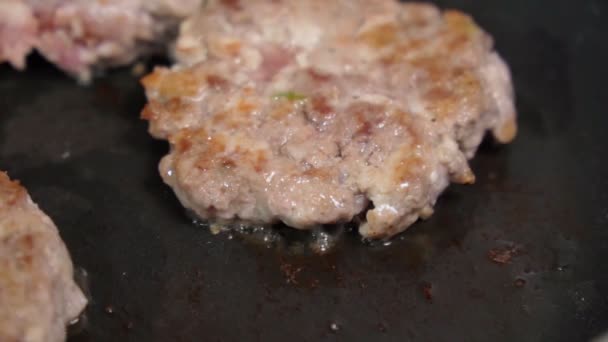 Close up of beef patties grilled in a frying pan. The cooking process. Selective focus. Slow motion — Stock video