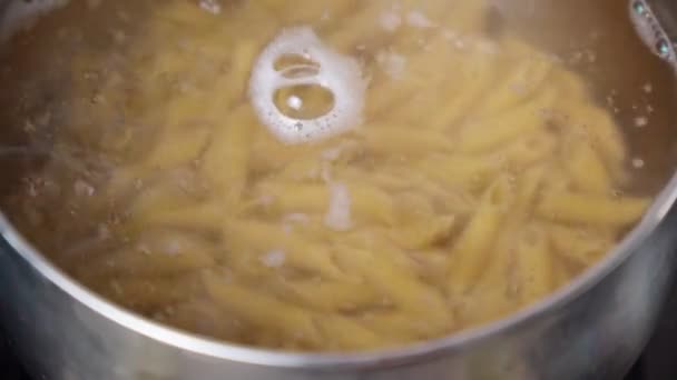 Pasta Penne Rigate Cozinhar Massas Água Fervente Foco Seletivo Cozinhar — Vídeo de Stock