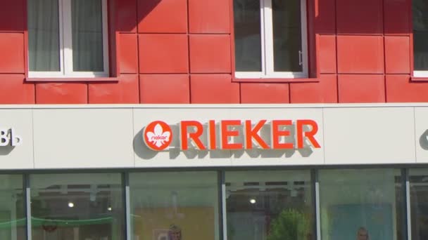 Tyumen Russia June 2022 Rieker Logo Brand Boutique Sign Company — Vídeo de stock