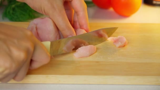Preparação Alimentos Conceito Cozinha Homem Mãos Cortadas Filé Frango Cru — Vídeo de Stock