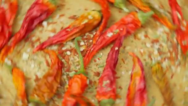 Chili Paprika Fűszeres Fűszerezés Szárított Piros Paprika Egy Asztalon Háttér — Stock videók