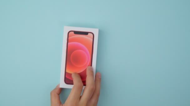 Tyumen ロシア 2022年7月18日 Iphone Mini Product Red Apple Computer社製のマルチタッチスクリーンを搭載したスマートフォン — ストック動画