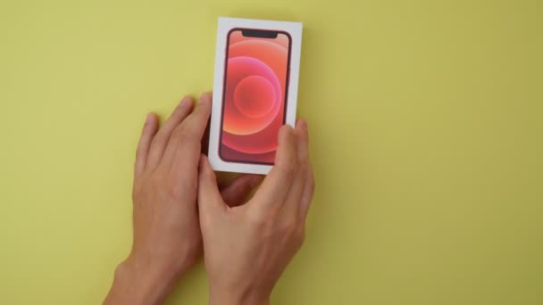 Tyumen ロシア 2022年7月18日 Iphone Mini Product Red Apple Computer社製のマルチタッチスクリーンを搭載したスマートフォン — ストック動画