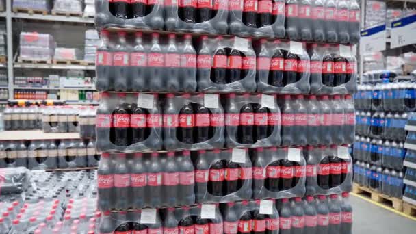 Tyumen Russia May 2022 Кока Кола Пластикові Пляшки Супермаркеті Coca — стокове відео