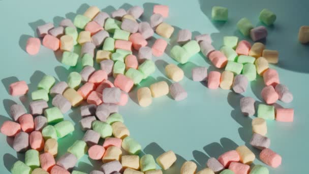 Ζαχαρωτά Μπλε Φόντο Φόντο Την Υφή Ενός Πολύχρωμου Μίνι Marshmallow — Αρχείο Βίντεο