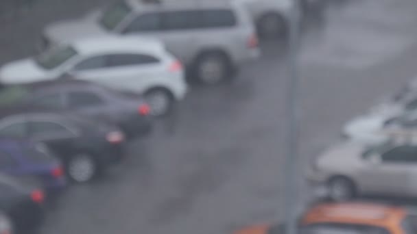Сильные Капли Дождя Выпадают Городской Улице Время Ливня Парковка Автомобилей — стоковое видео