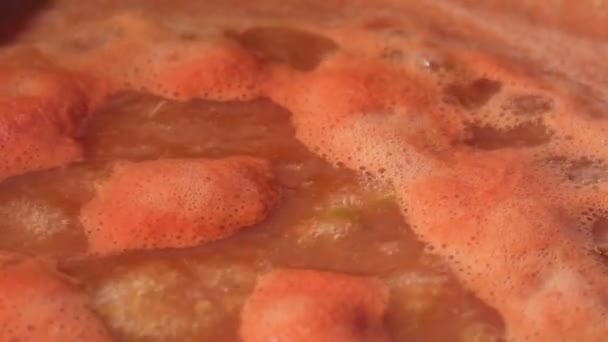 Sumo Tomate Perto Nas Bolhas Superfície Diferentes Tamanhos Espuma Produto — Vídeo de Stock