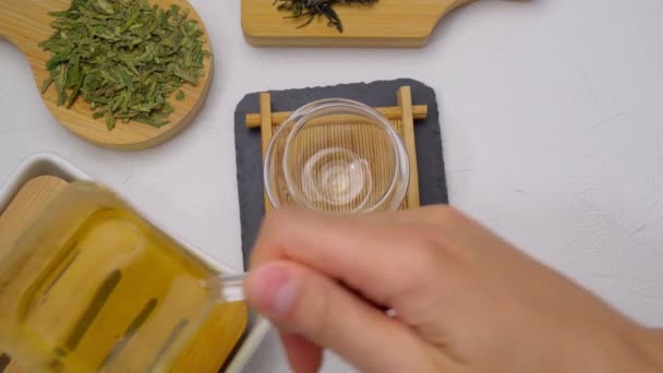Zöld Tea Tálcán Ágyban Teaszertartás Reggel Felülnézet — Stock videók
