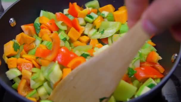 Cottura Stufato Verdure Con Peperoni Carote Zucchine Sedano Mescola Primo — Video Stock