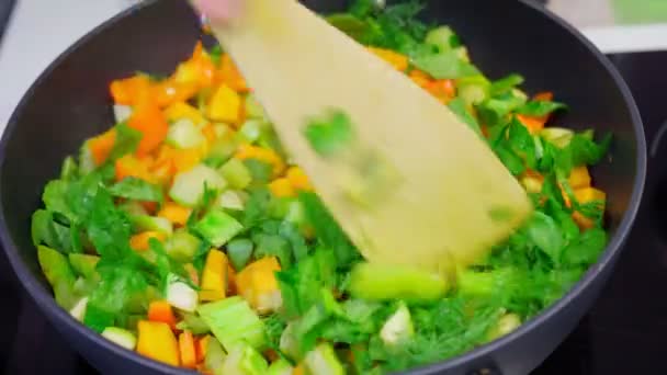 Légumes Cuisine Domestique Légumes Frais Hachés Carotte Céleri Poivrons Rouges — Video