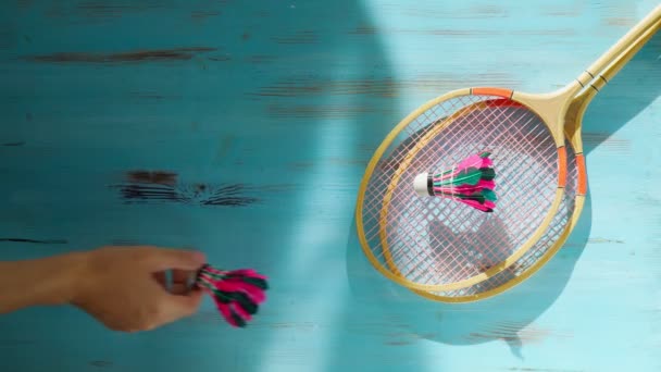 Idea Concettuale Con Racchette Badminton Uccello Volano Fondo Blu Legno — Video Stock