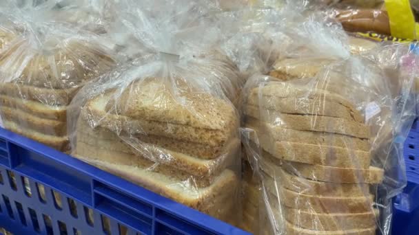 Bread Plastic Packages Supermarket Grocery Department Store Local Shop Selective — Stockvideo