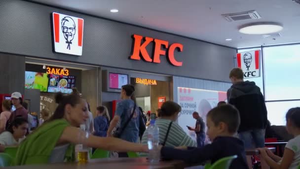 Tyumen Russia August 2022 Fried Chicken Kfc Logo Restaurant Shopping — ストック動画