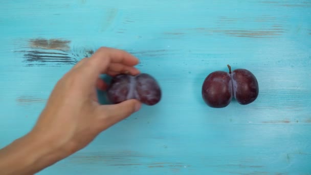 Ugly Organic Blue Plums Blue Background Ugly Produce Trend Sale — Stock Video