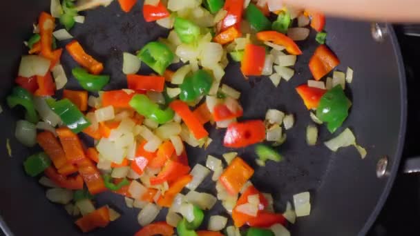 Ψητές Πιπεριές Κρεμμύδι Και Βότανα Χορτοφαγικά Στο Φούρνο Μαγείρεμα Λαχανικών — Αρχείο Βίντεο