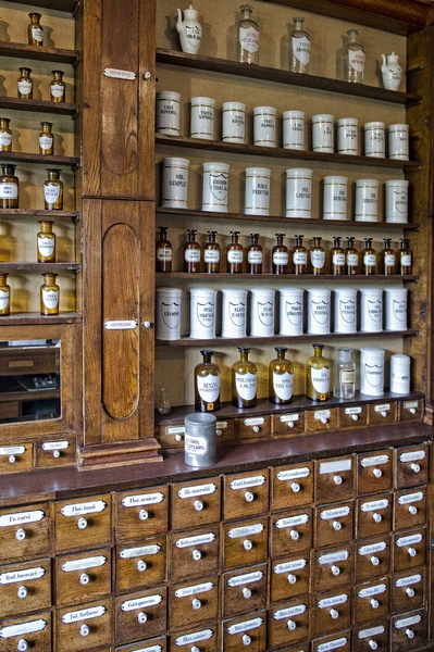 Bouteilles parfumées vides dans une ancienne pharmacie — Photo