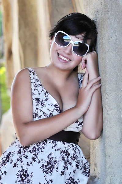 Sexy vrouw in jurk met zonnebril — Stockfoto