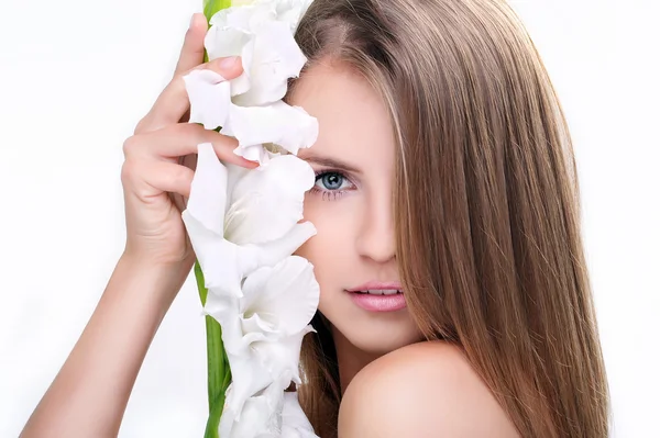 Skönhet ansikte av den unga vackra kvinnan med blomma. flicka på wh — Stockfoto