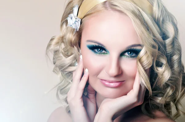 Portret pięknej blondynki z niebieskimi oczami — Zdjęcie stockowe