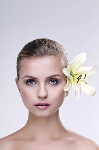 Portrait of spa woman with flower — Stock Photo, Image
