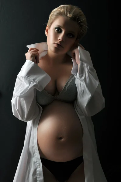 Красивая сексуальная беременная женщина — стоковое фото