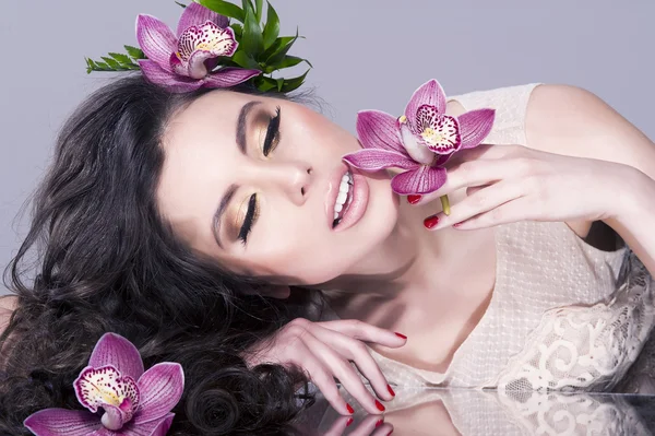 Menina da beleza com flores. Cara de mulher modelo bonita — Fotografia de Stock