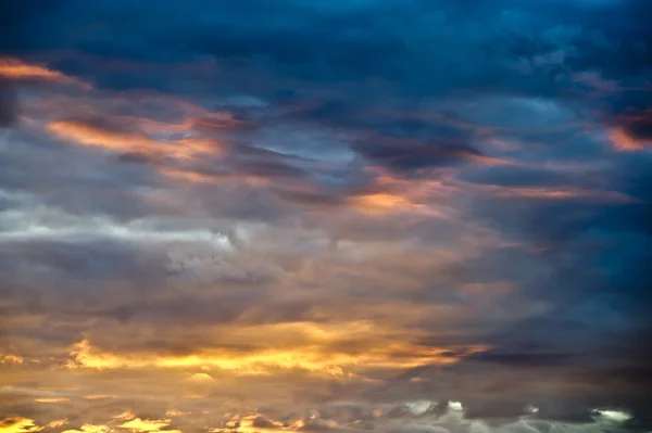 Zonsondergang. blauwe hemel en wolken. — Stockfoto