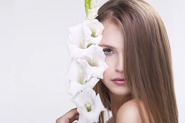 Schönheit Gesicht der jungen schönen Frau mit Blume. — Stockfoto