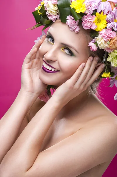 Portrait de belle fille avec un maquillage élégant et un flux coloré — Photo