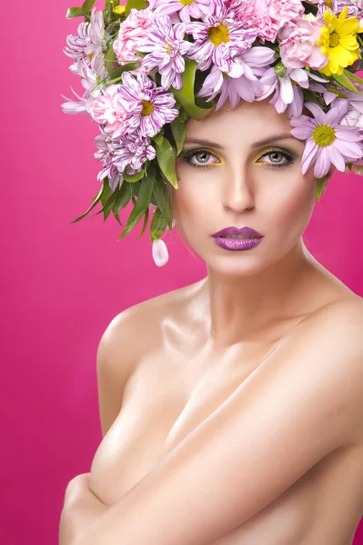 Portret van mooi meisje met stijlvolle make-up en kleurrijke bloem — Stockfoto