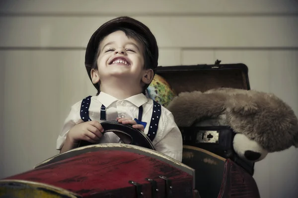 Jovem menino feliz em carro de madeira — Fotografia de Stock