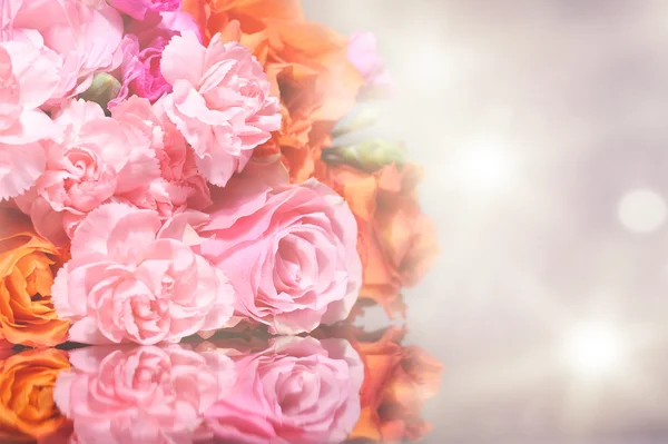 Bouquet bela rosa com reflexão — Fotografia de Stock