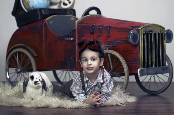 Lachende jongen met konijn — Stockfoto