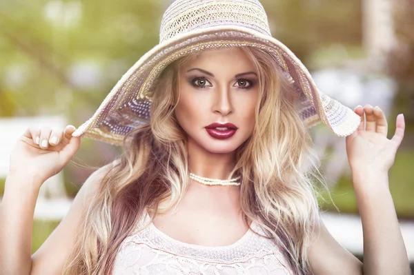 Sexy blonde vrouw met ed lippen en hoed — Stockfoto