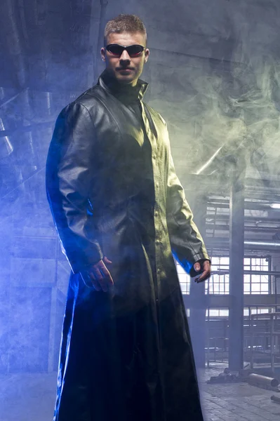 Matrix-Stil Rollenspiel Charakter erwachsener Mann im Trenchcoat in alter Fabrik — Stockfoto