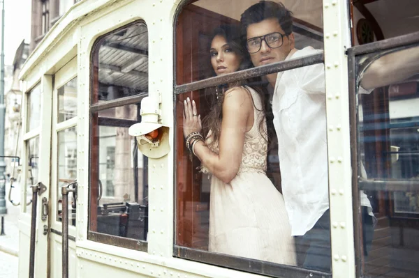 Sevgi dolu çift Tramvayda kucaklar — Stok fotoğraf