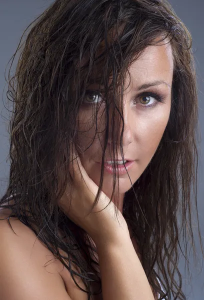 Сексуальная женщина с мокрыми волосами — стоковое фото