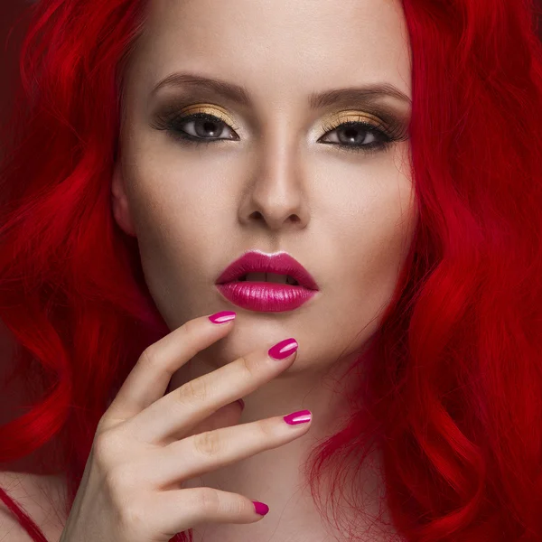 Hermosa mujer con cabello rojo saludable — Foto de Stock