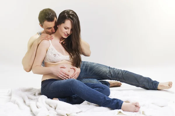 Ritratto di giovane coppia in attesa del bambino — Foto Stock