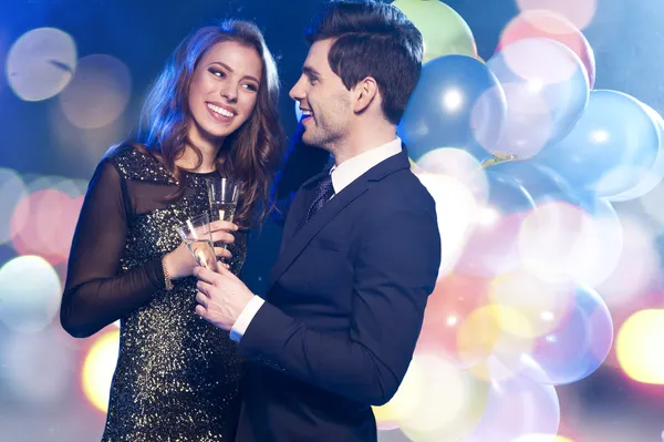 Couple souriant avec des verres de champagne — Photo