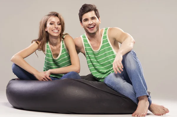 Retrato de casal jovem sorridente em casa — Fotografia de Stock