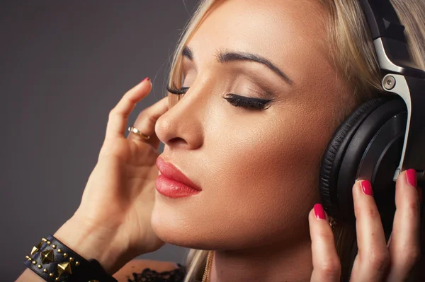 Mujer atractiva escuchando música a través de auriculares, ojos cerrados . —  Fotos de Stock