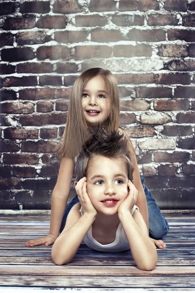 Deux enfants heureux en studio — Photo