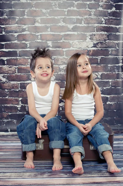 Deux enfants heureux en studio — Photo