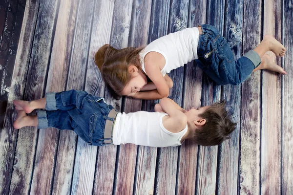 Twee gelukkige jonge geitjes in studio — Stockfoto