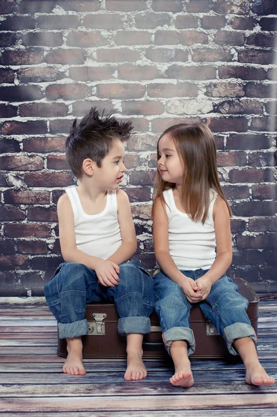 Deux enfants heureux en studio — Photo