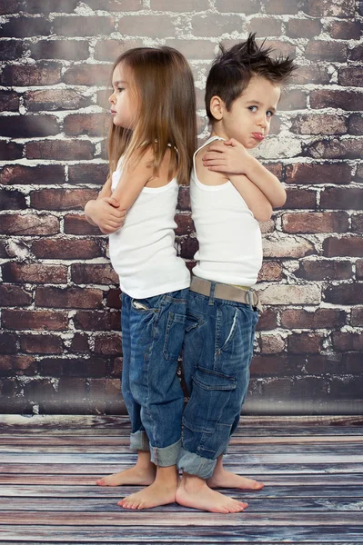 Twee gelukkige jonge geitjes in studio — Stockfoto